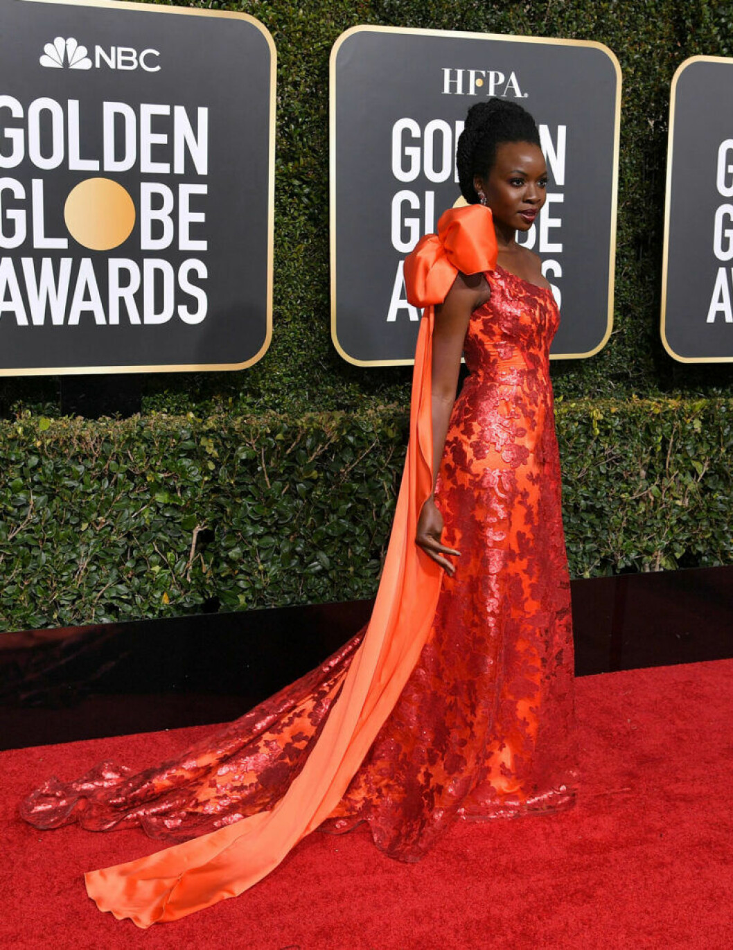 Skådespelerskan Danai Gurira i vacker klänning med släp. Danai Gurira på röda mattan på Golden Globe