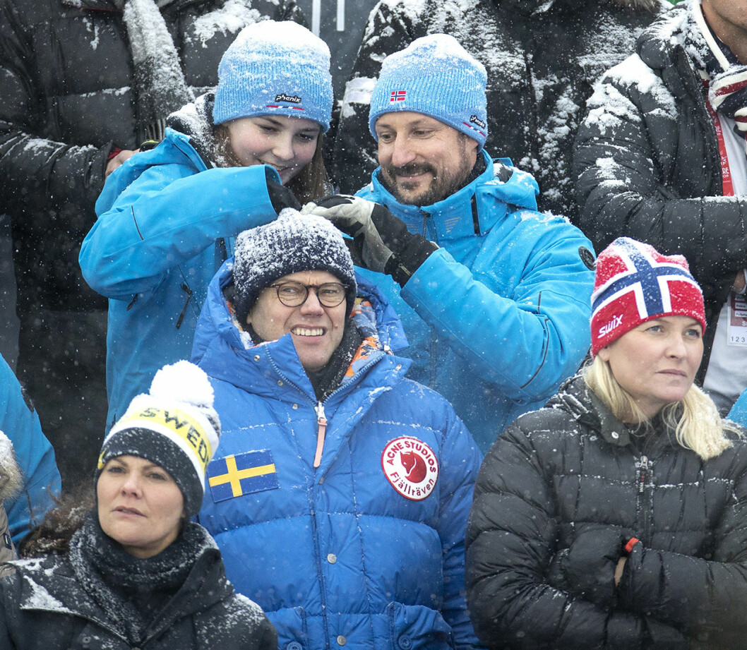 Frågan är om kronprins Haakon och prinsessan Ingrid Alexandra tar bort eller lägger på snö på prins Daniels mössa? Prins Daniel