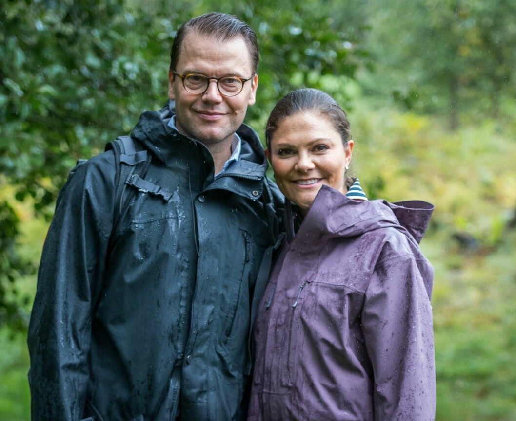 Prins Daniel och kronprinsessan Victoria ute och går i skogen.