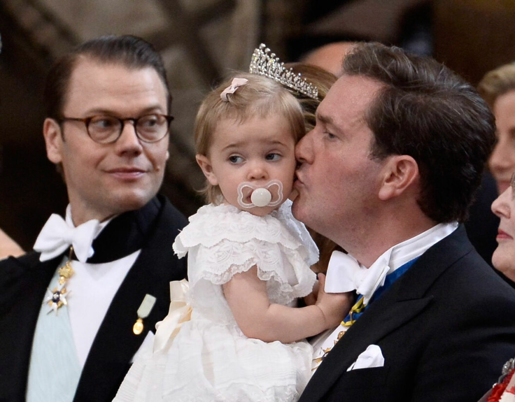 De har helt olika roller i livet. Men småbarnspappor är de båda två! Prins Daniel, prinsessan Leonore och Chris O’Neill