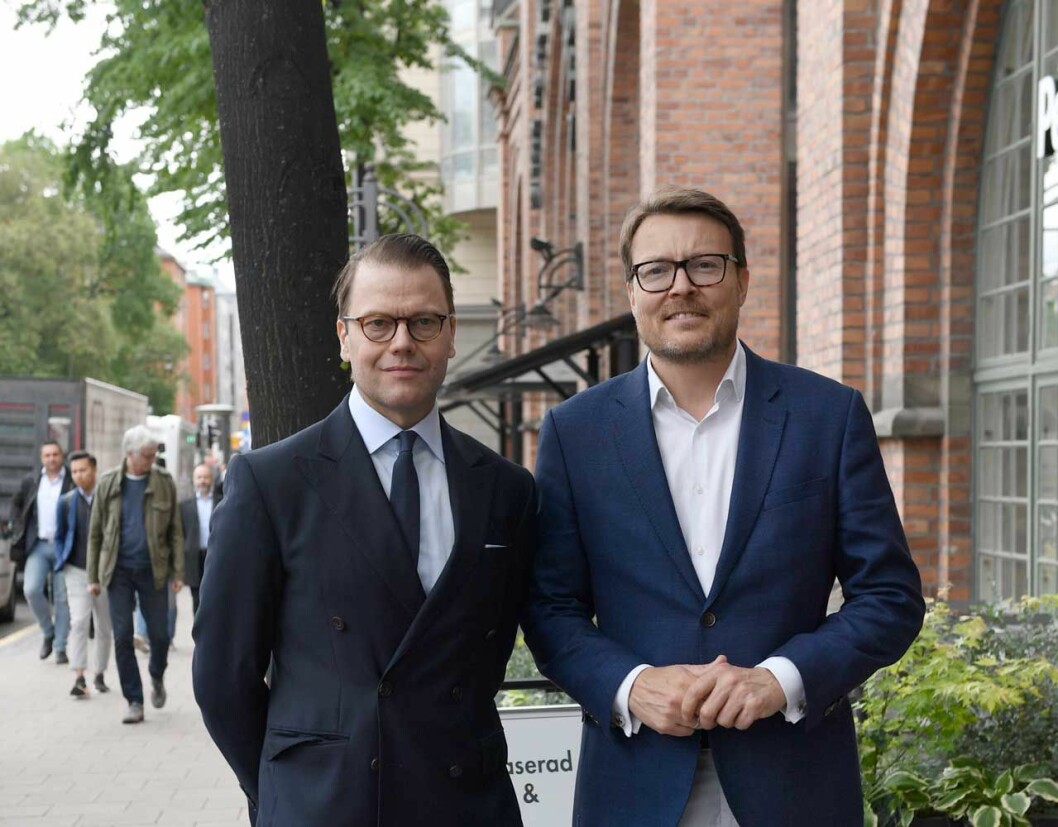 Tog prinsarna limousinen? Nix, de anlände till fots. Prins Daniel och prins Constantijn anlände till fots.
