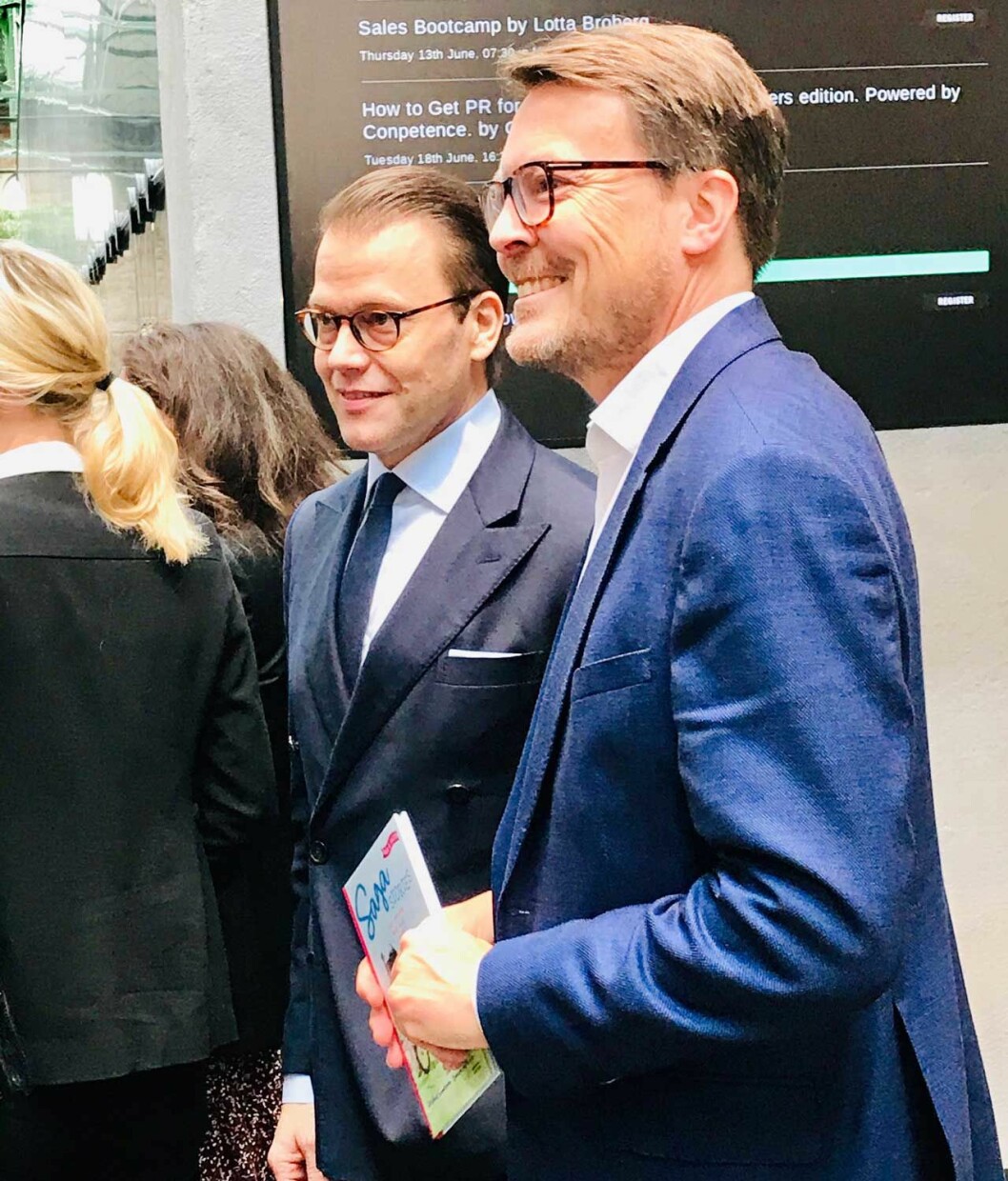 Constantijn med sin present, Josefine Sundströms Gen Pep-bok Sagasagor: Fiffiga kroppen och finurliga knoppen (men på engelska förstås). Prins Constantijn med sin present, Josefine Sundströms Gen Pep-bok Sagasagor: Fiffiga kroppen och finurliga knoppen (men på engelska förstås).