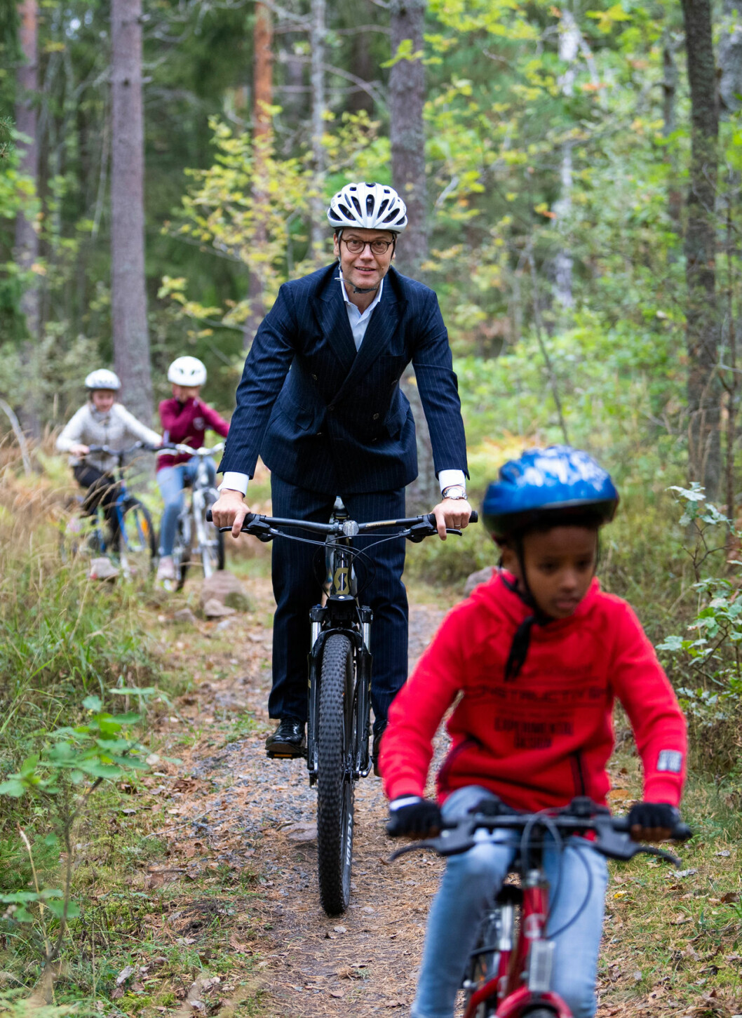 Kostym i skogen? Feltänk! Prins Daniel cyklar mountainbike i kostym