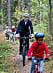 Prins Daniel cyklar mountainbike i kostym