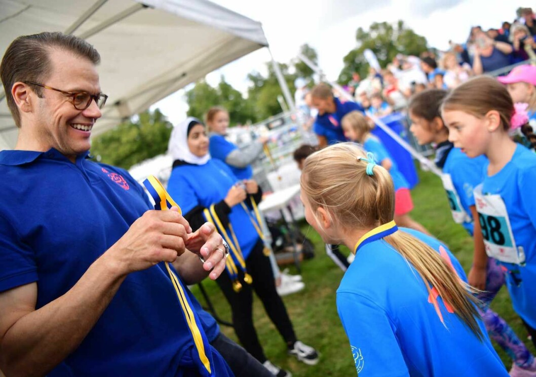 ”Var det jobbigt? Fick du köra hårt?” sa Daniel. Prinsessan Estelle får medalj av prins Daniel efter Prins Daniels Lopp.