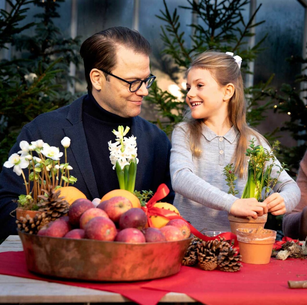 Prins Daniel och prinsessan Estelle julpysslar på hovets nya bilder. Prins Daniel och prinsessan Estelle julpysslar på hovets nya bilder.