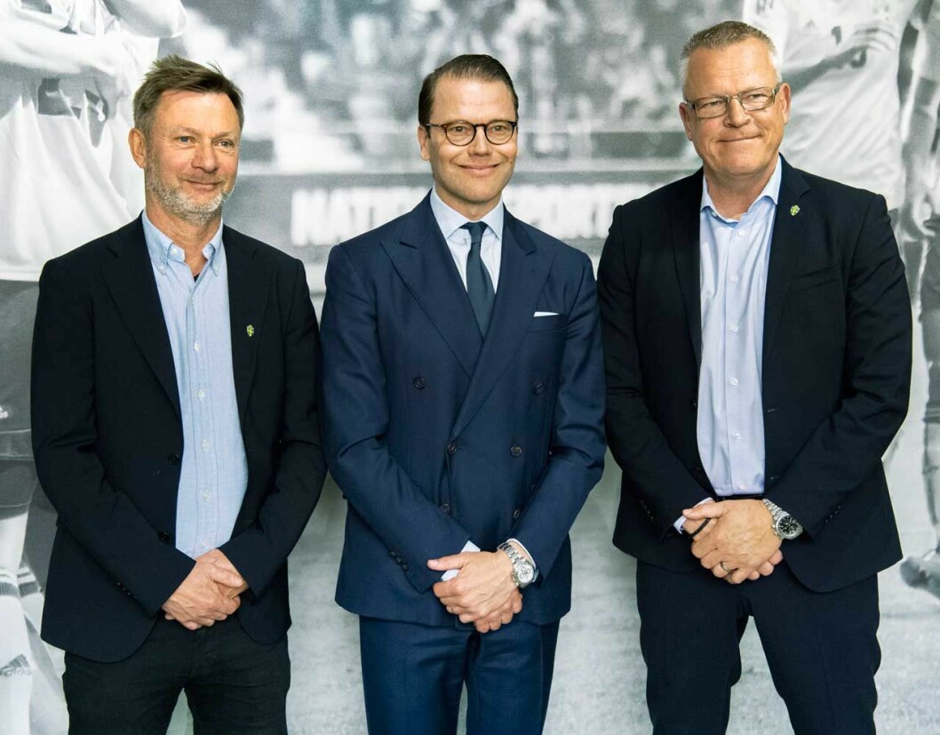 Prins Daniel med Janne Andersson, förbundskapten för herrlandslaget, och Peter Gerhardsson, förbundskapten för damlandslaget.