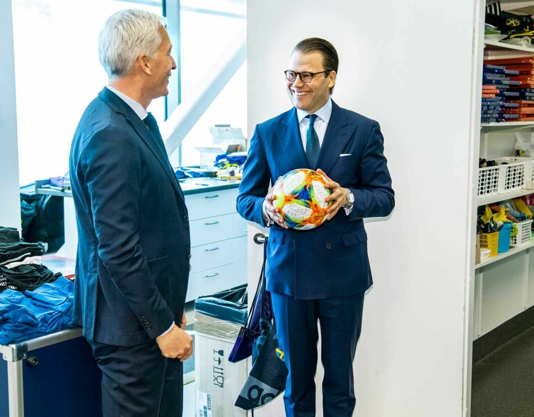 En glad prins Daniel på Fotbollförbundet.