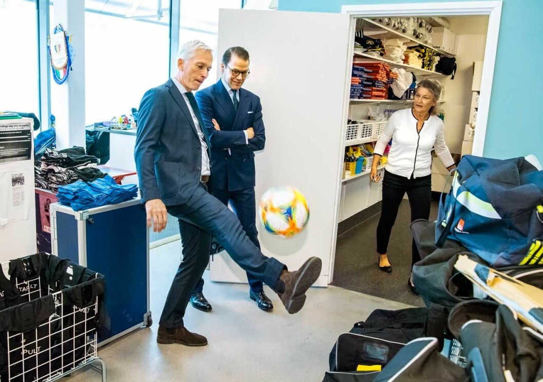 En nöjd prins Daniel inne hos materialförvaltaren. Prins Daniel på Fotbollförbundet.