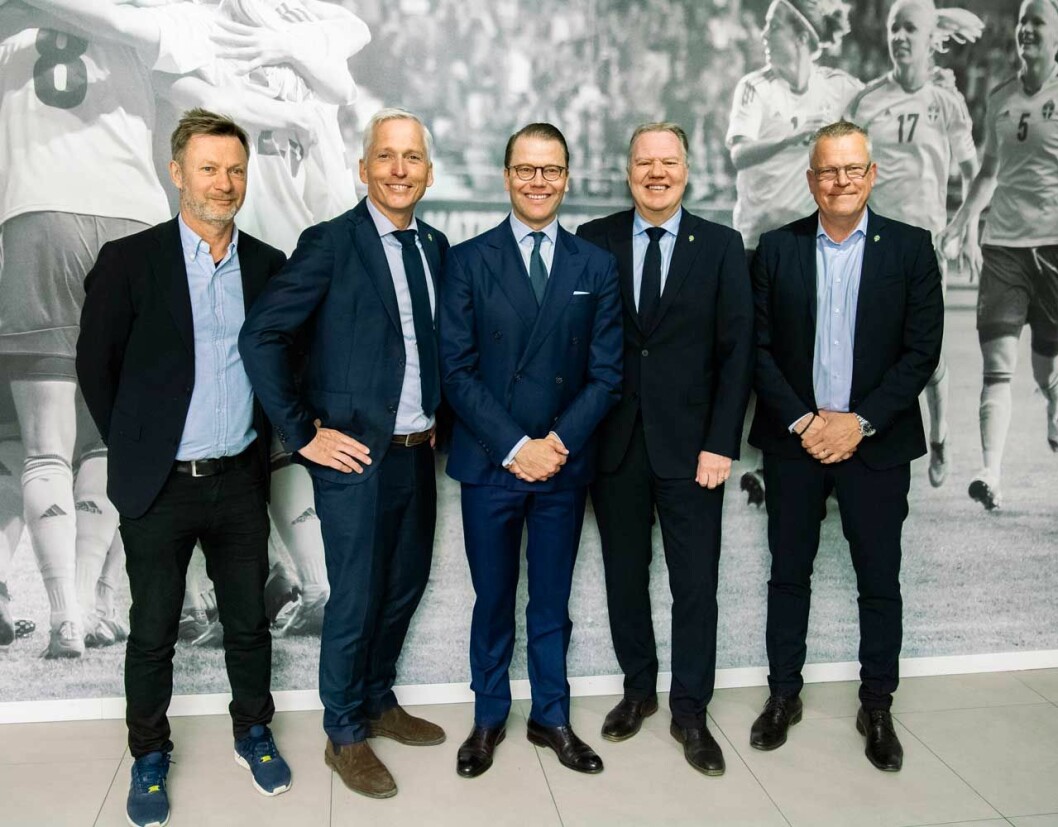 Efter två timmar med den här kvartetten så har prins Daniel bra koll på läget för svensk fotboll. Från vänster damlandslagets förbundskapten Peter Gerhardsson, generalsekreteraren Håkan Sjöstrand, ordföranden Karl-Erik Nilsson och herrlandslagets förbundskapten Janne Andersson. Prins Daniel på Fotbollförbundet. Från vänster damlandslagets förbundskapten Peter Gerhardsson, generalsekreteraren Håkan Sjöstrand, ordföranden Karl-Erik Nilsson och herrlandslagets förbundskapten Janne Andersson.