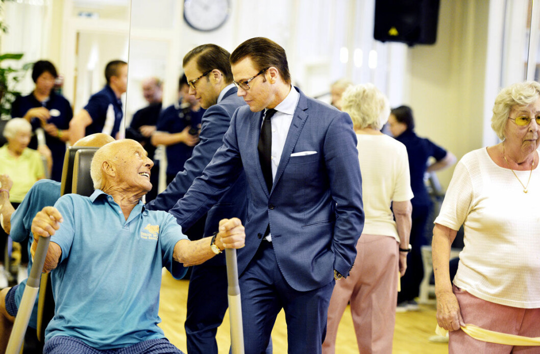 Här besöker han glatt tränande pensionärer under en arbetsdag. Här besöker han glatt tränande pensionärer under en arbetsdag.