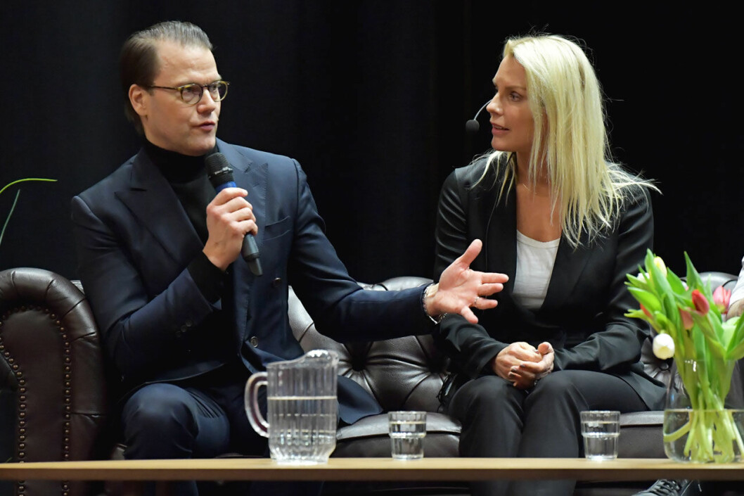 Haparanda tog emot prins Daniel med sol och lite lagom med snö. Prins Daniel i Folkets Hus i Haparanda.
