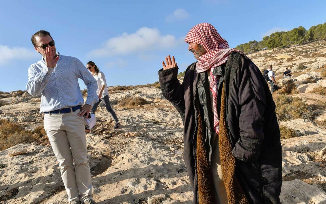 Dags att ta farväl. Men med kroppsspråk kommer man långt. Prins Daniel tar farväl av fåraherden han mötte under vandringen på Jordan Trail under det officiella besöket i Jordanien.