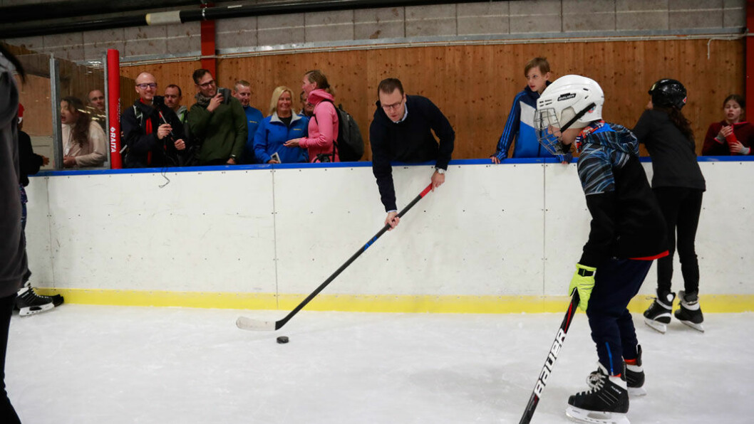 Prinsen visade upp sin talang i ishockey under Idrottens dag i Farsta.