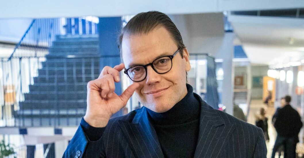 Prinslooken är sig lik. Prins Daniel i polotröja