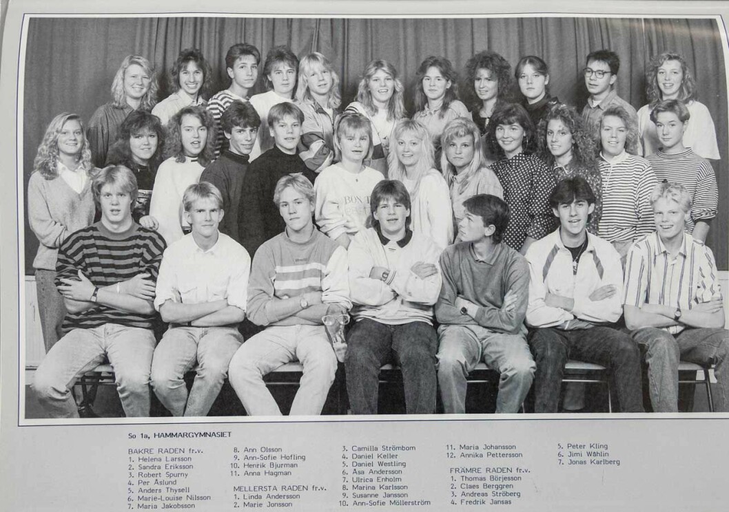 Ser du Daniel? Han är femma från vänster, på rad 2! Daniel Westlings skolfoto från klass So1a på Hammargymnasiet i Sandviken.