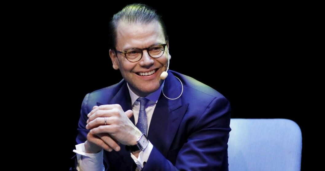 Prins Daniel bär sin klocka på vänster handled, medan Victoria har sin på höger. Prins Daniel med sin klocka från nya svenska märket Carl Edmond. Han bär alltid sin klocka på vänster handled, medan Victoria har sin på höger.