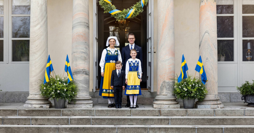 I år fick vi en ny urgullig look från prins Oscar och prinsessan Estelle! Kronprinsessan Victoria, prins Daniel, prins Oscar och prinsessan Estelle
