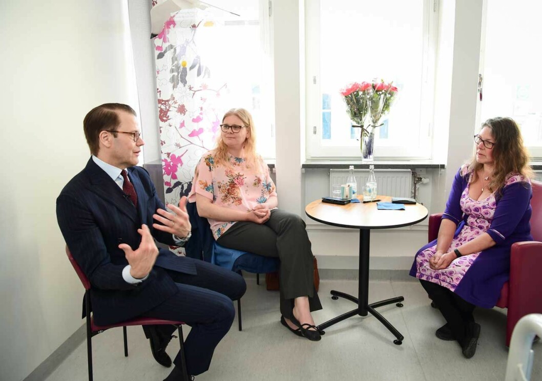 Det blev ett starkt möte mellan prins Daniel och systrarna Cederloo: Camilla (till höger) har donerat en njure till Carolin. Prins Daniel med systrarna Cederloo: Camilla har donerat sin ena njure till Carolin.