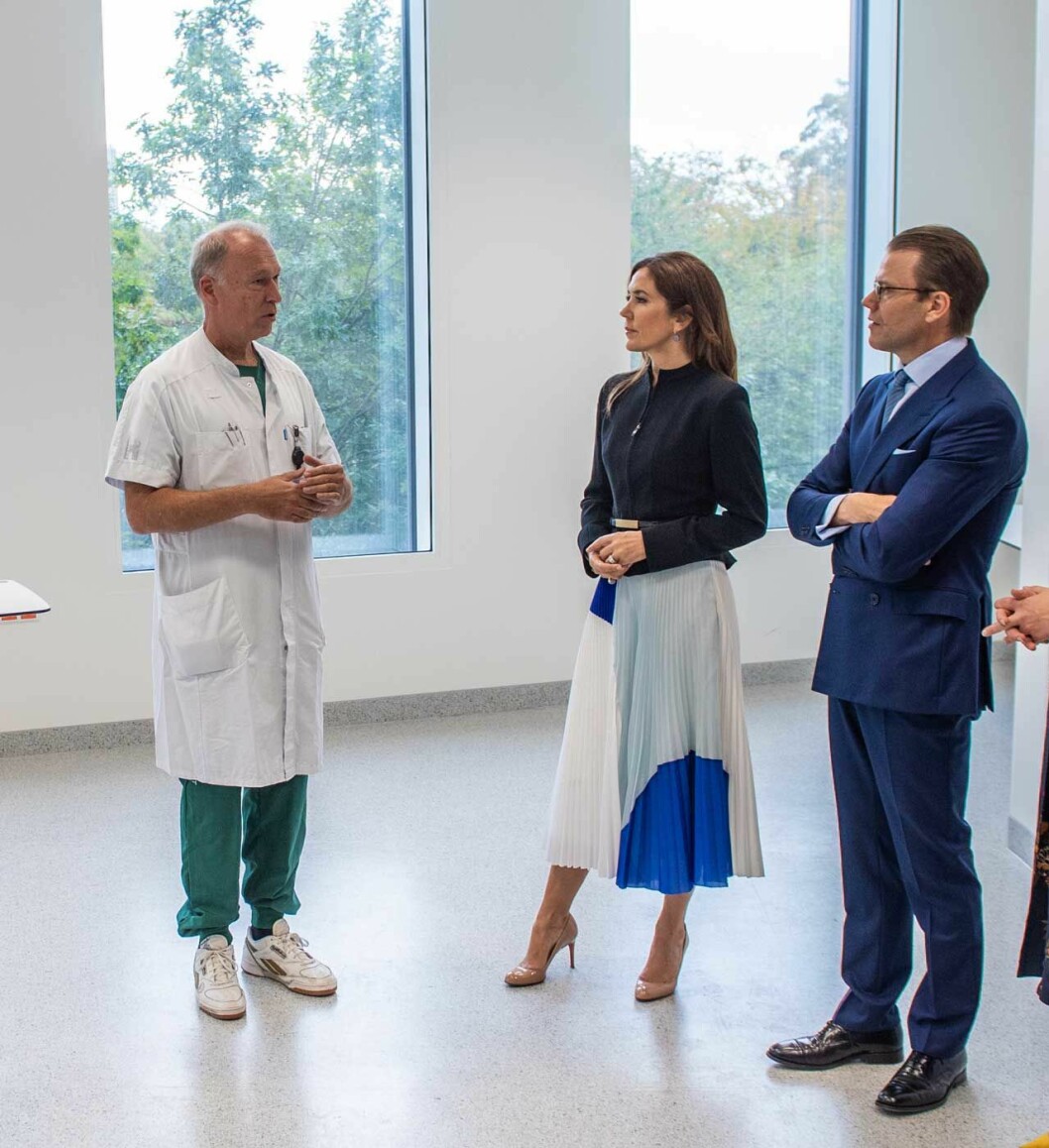 Allvar när Mary och Daniel besökte Rigshospitalet… Kronprinsessan Mary och prins Daniel på Rigshospitalet i Köpenhamn.