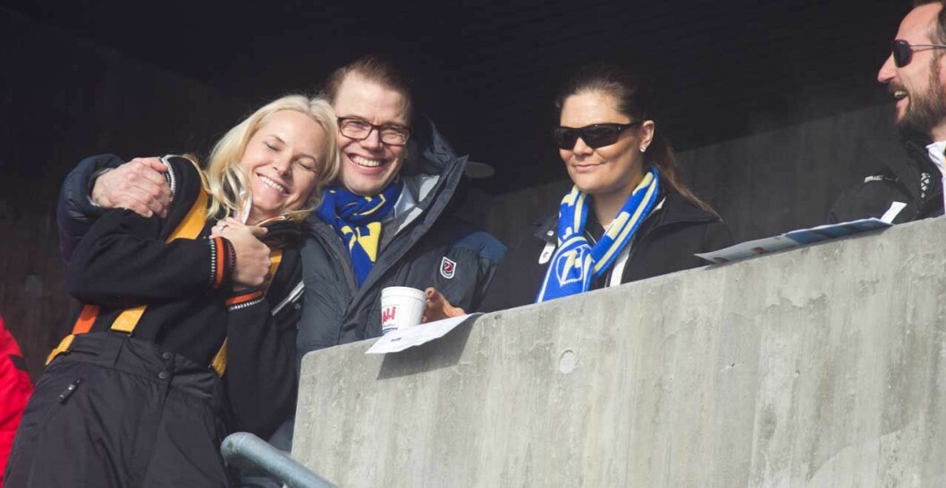 Vilken värme! Mette-Marit och Daniel har en fin relation och stöttar alltid varandra. Vilken värme! Mette-Marit och Daniel har en fin relation och stöttar alltid varandra.