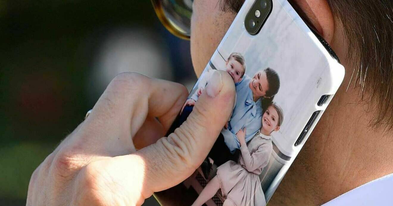 Prins Daniels mobilskal med en bild på prins Oscar, kronprinsessan Victoria och prinsessan Estelle