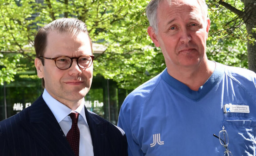Prins Daniel med överläkare Lars Wennberg.