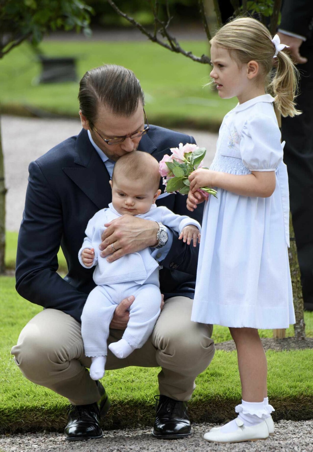 Vilket makalöst sött foto på en pappa med sina barn. Vilket makalöst sött foto på en pappa med sina barn.