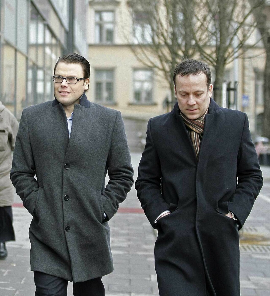 Daniel Westling på språng bort från fotograferna med vapendragaren Patrik Vrbanc vid sin sida. Daniel Westling och Patrik Vrbanc 2009.