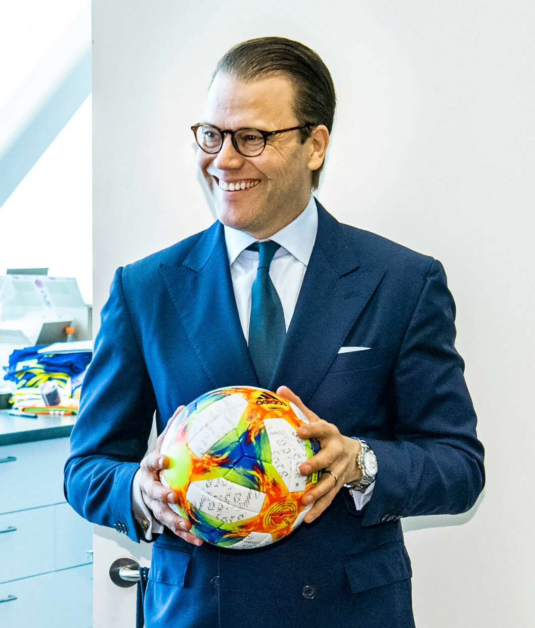 Prins Daniel med en fotboll