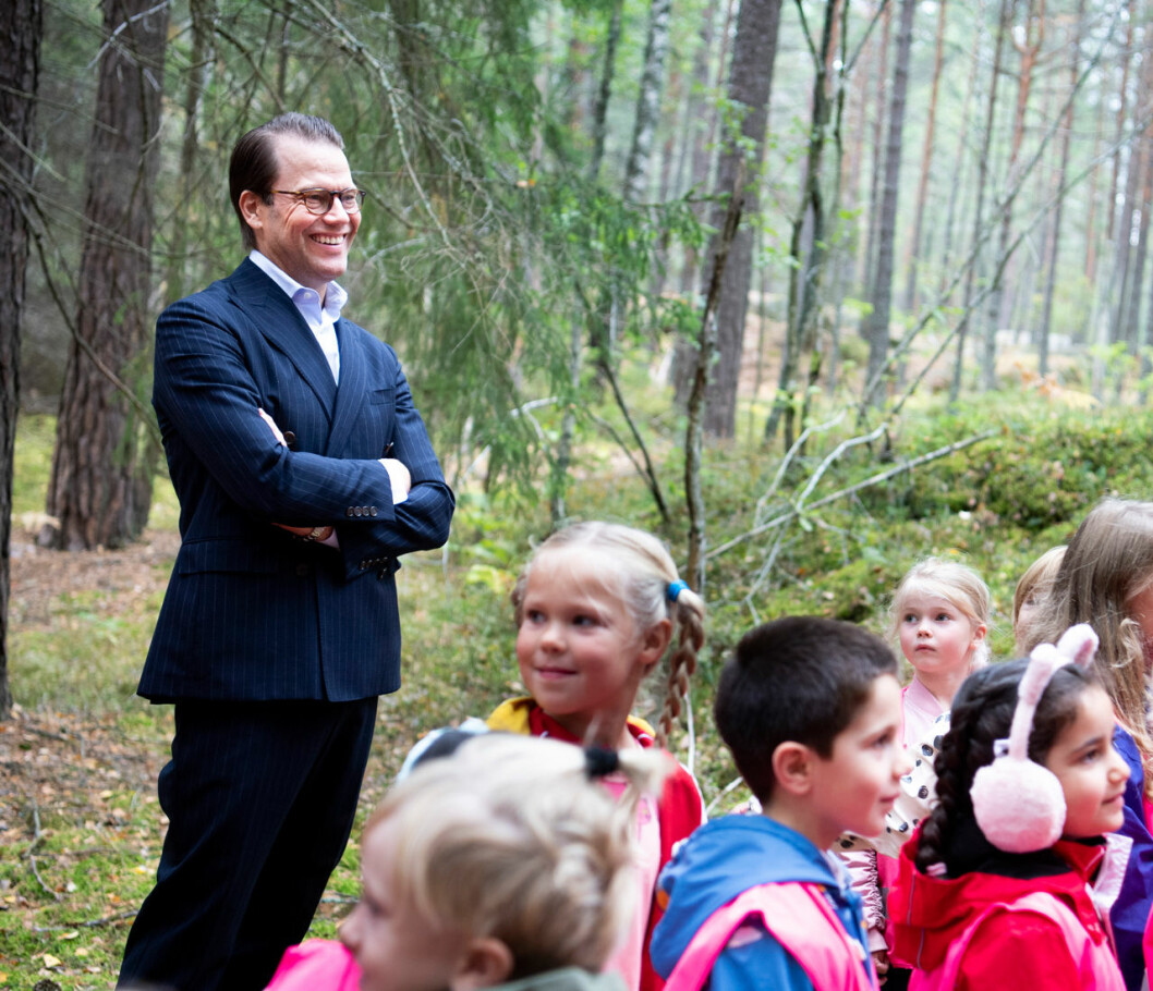 Lätt att vara efterklok! Prins Daniel i kritstrecksrandig kostym