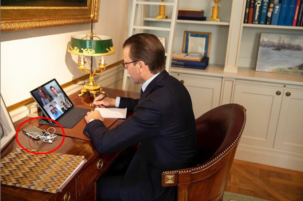 Kungliga hörlurar trasslar också. Prins Daniel har videomöte vid skrivbordet i biblioteket på Haga.