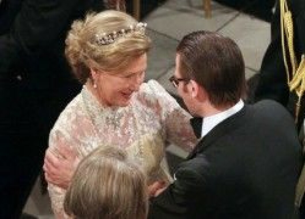 Daniel Westling rörde sig vant i de kungliga salongerna, här pratar han med drottning Sonja. Daniel Westling har blivit en av kungligheterna.