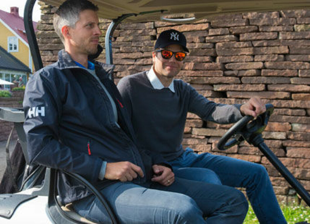 Här ser ni Daniel i sin golfbil. Livvakten bredvid heter Erik. daniel-ste