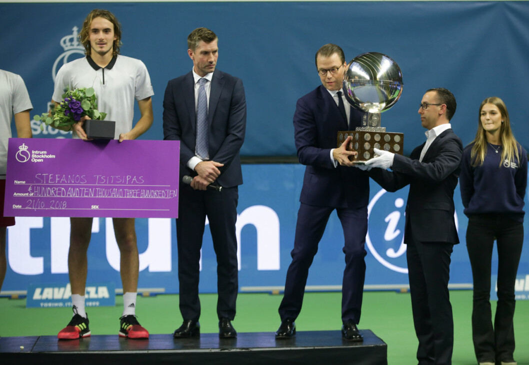Den är varken liten eller nätt, pokalen till Stockholm Open. Men Daniel får över både prischeck och pokal till den lycklige vinnaren Stefanos Tsitipas.