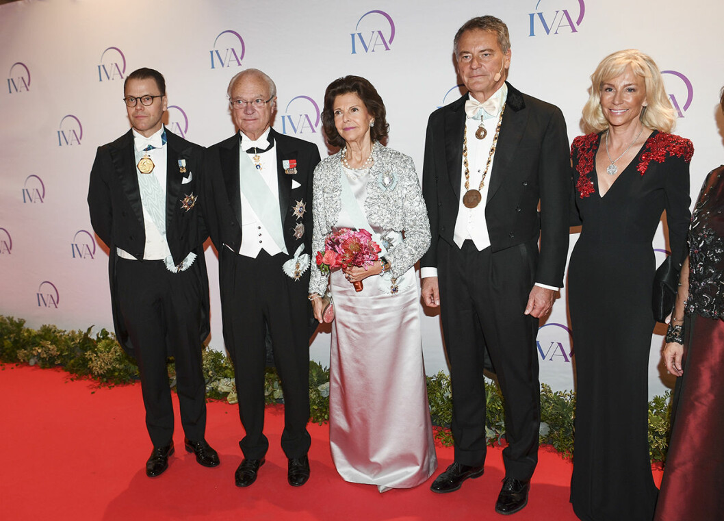 Sedan kungens beslut gällande titlarna har prins Daniel hamnat i större fokus. Prins Daniel, Silvia, kungen