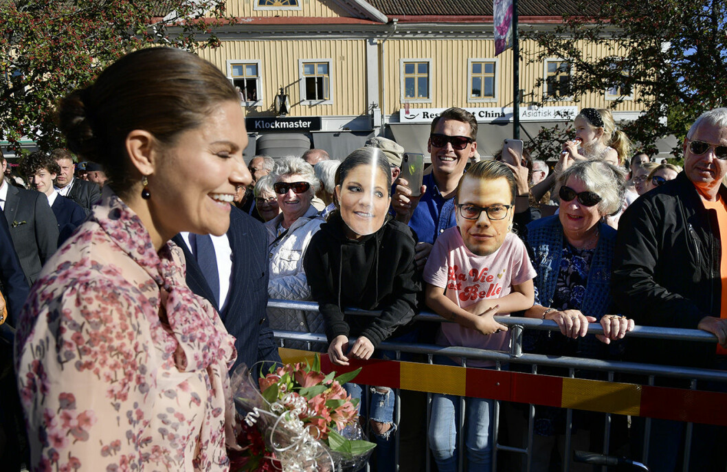 När Daniel och Victoria fick syn på maskerna brast de ut i gapskratt! Victoria och Daniel