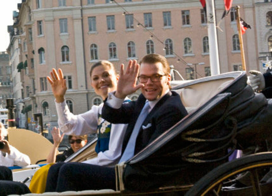 Kronprinsessan Victoria och Daniel Westling i kortegen på Nationaldagen. Kronprinsessan Victoria och Daniel Westling i kortegen på Nationaldagen.