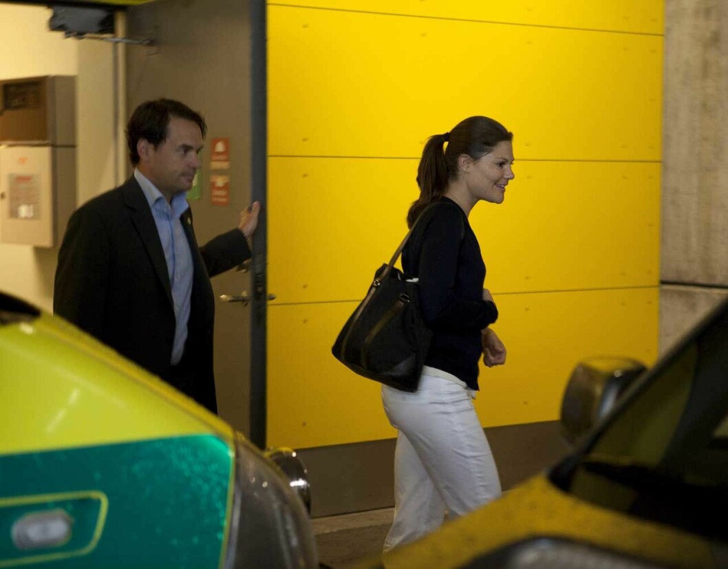 Sex dagar efter Daniels transplantation flög Victoria hem från Grönland, och hon åkte raka vägen till Daniel på Karolinska sjukhuset i Huddinge. Kronprinsessan Victoria besökte prins Daniel på Karolinska sjukhuset efter njurtransplantationen.
