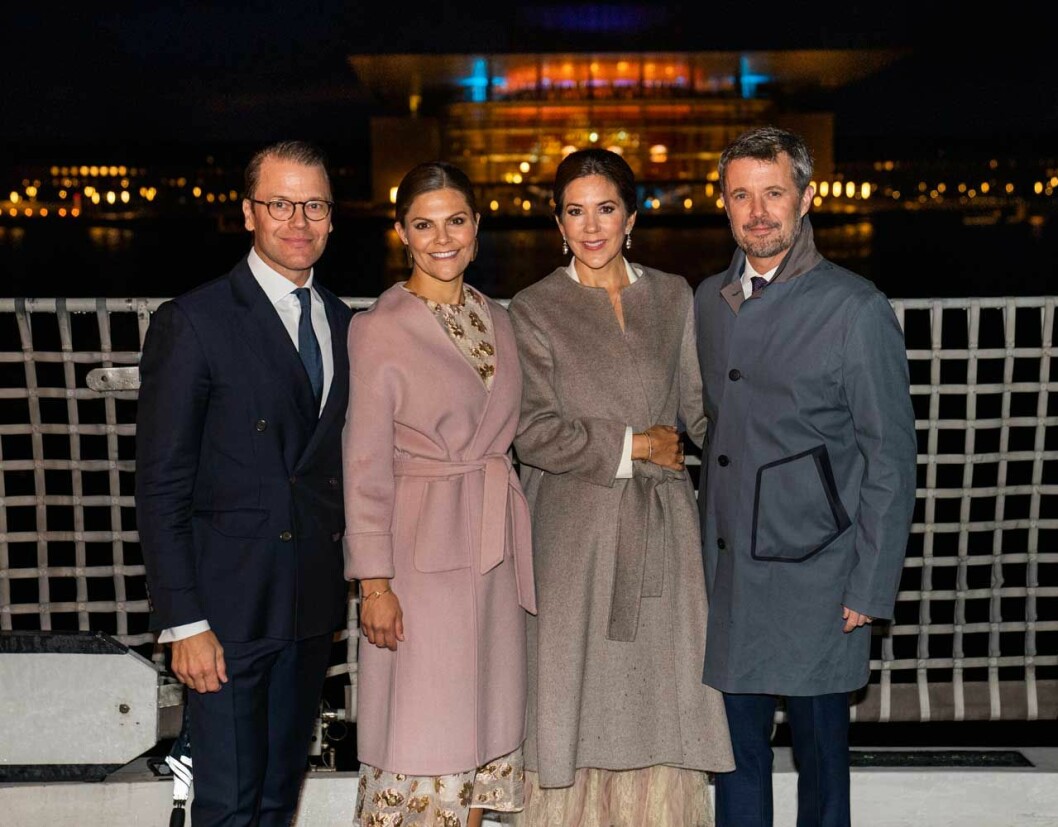Ett kort uppehåll i hällregnet. Bakom skymtar Operan i Köpenhamn. Prins Daniel kronprinsessan Victoria kronprinsessan Mary och kronprins Frederik ombord på HMS Nyköping i Köpenhamn.