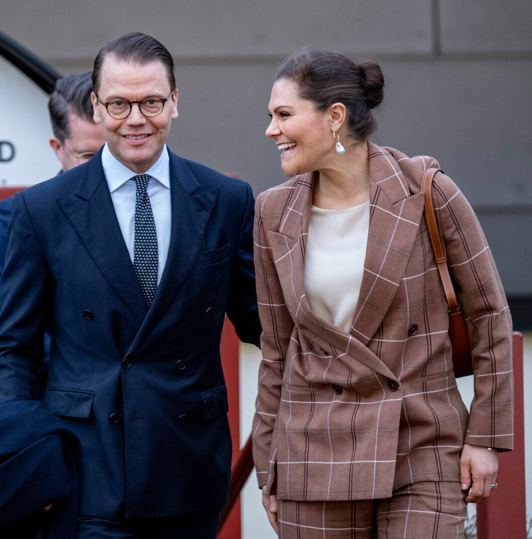 En intensiv dag på jobbet – men det här teamet hinner alltid med att visa varandra lite uppskattning. Prins Daniel med armen om kronprinsessan Victoria.