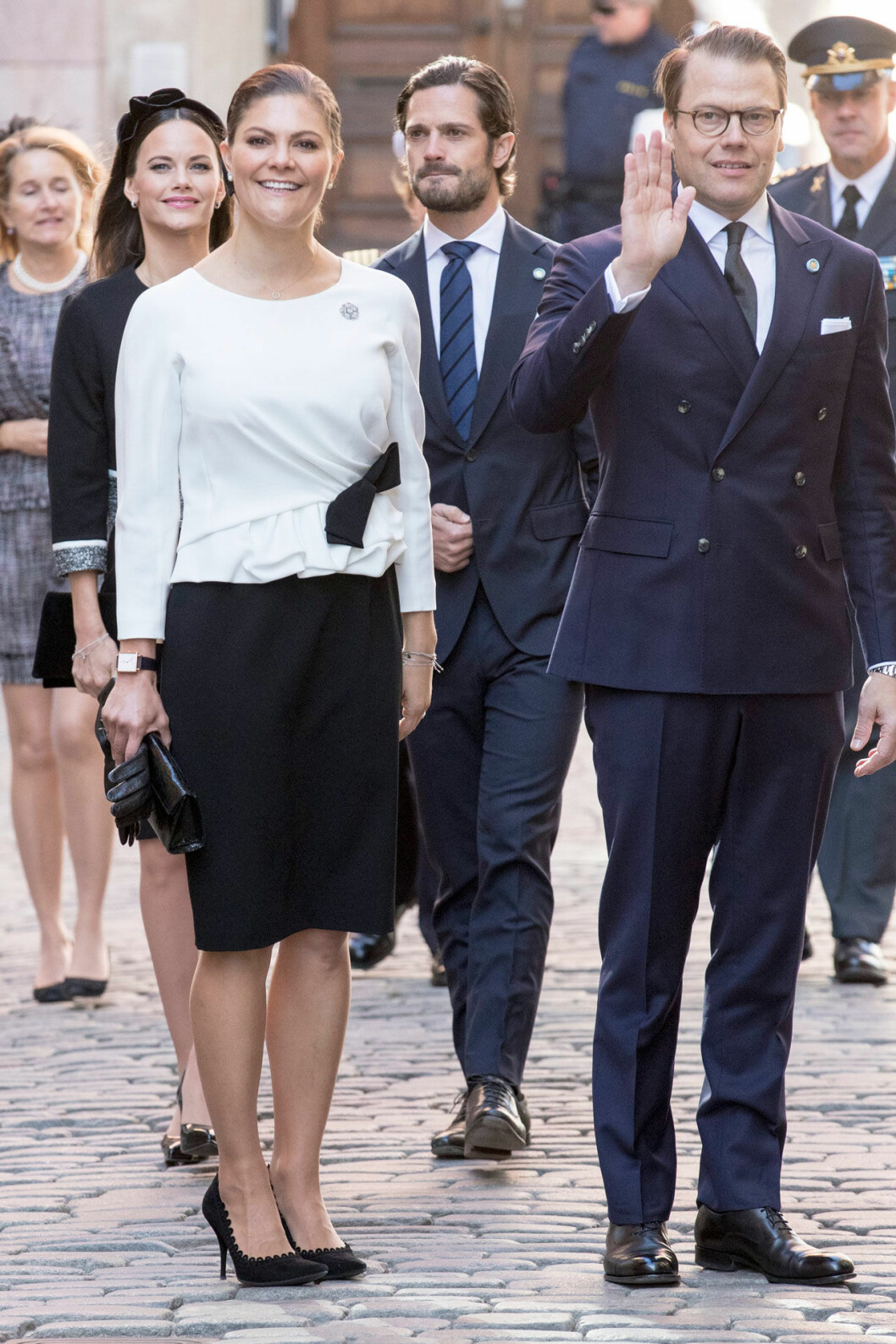 Daniel vinkar, han har varit på muséet tidigare. Victoria följer såklart med. Daniel vinkar, han har varit på muséet tidigare. Victoria följer såklart med.
