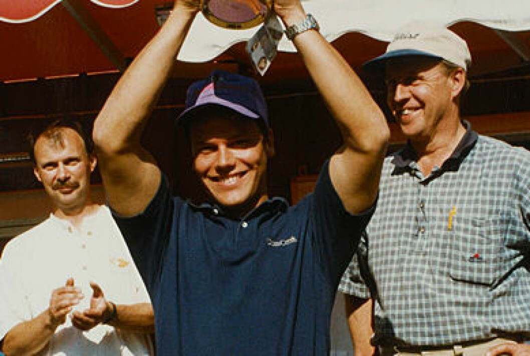 Prins Daniel vinner en golftävling i tonåren. prins daniel