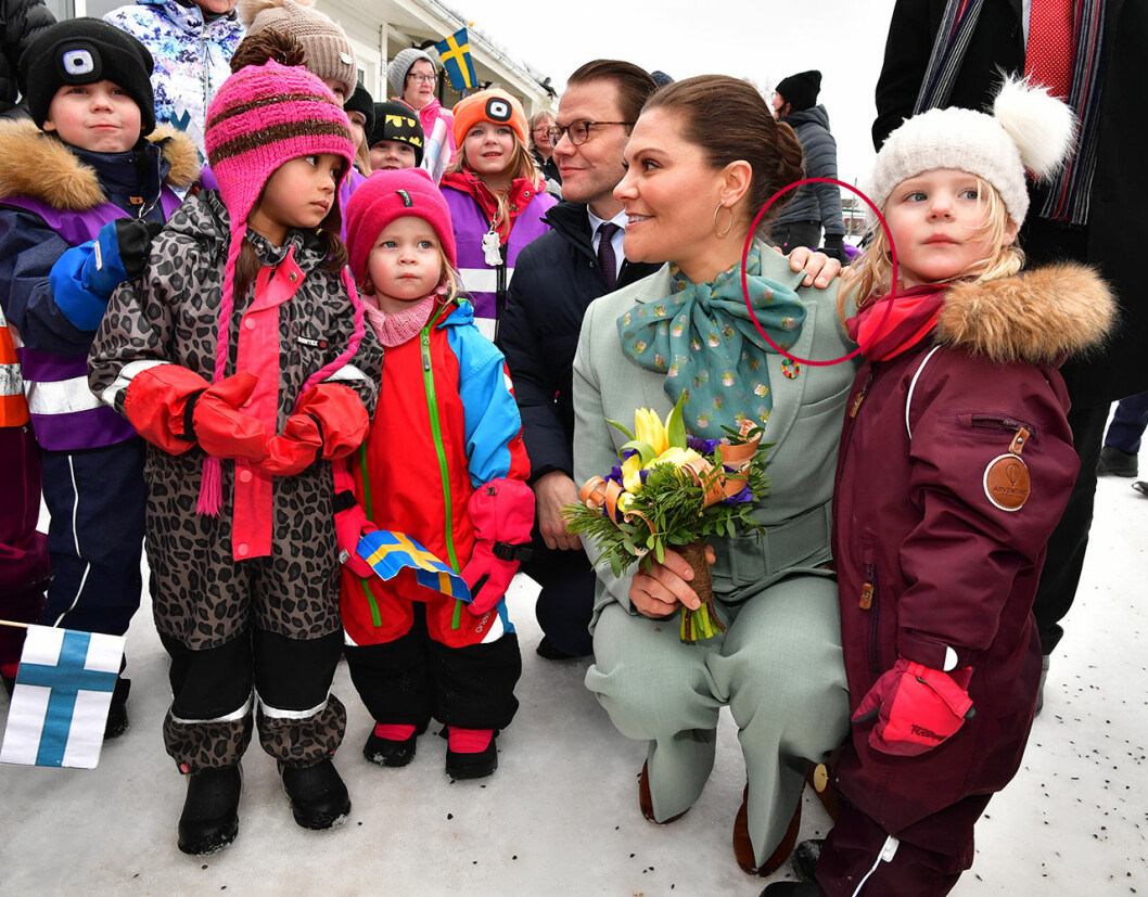 Victoria och Daniel är sig själva i alla situationer. Här sjunger de med i en sångstund på en förskola! kronprinsessan victoria prins daniel