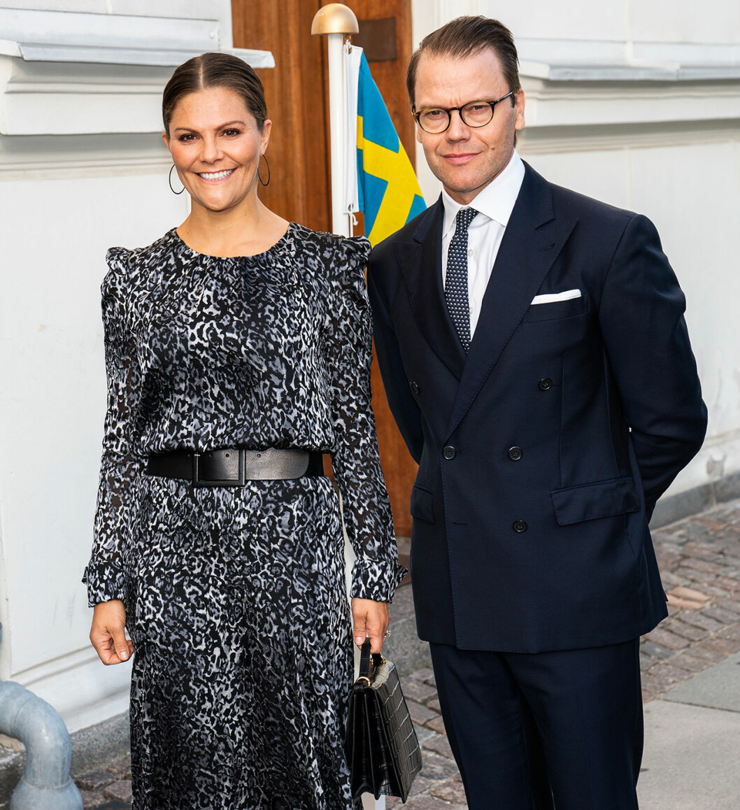 Tidigare i höstas var kronprinsessparet i Köpenhamn och Daniel bjöd på en allvarlig look. prins daniel kronprinsessan victoria köpenhamn