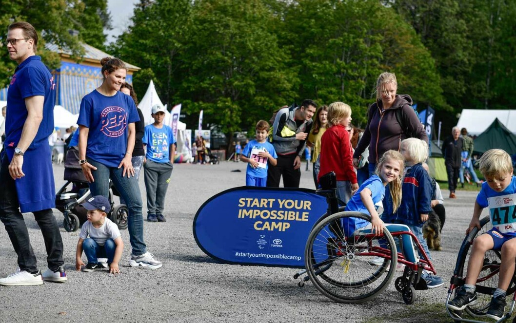 Prinsessan Estelle tackade inte nej till ett rullstolsrace! prinsessan estelle prins daniels lopp