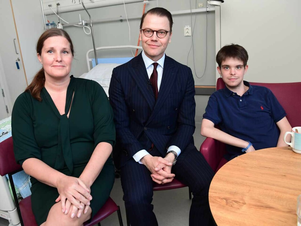 På sjukhuset träffade prins Daniel Alexander Rydgren som en vecka tidigare hade fått en njure av sin mamma Charlotta Tillbom. Prins Daniel på Huddinge sjukhus med Alexander Rydgren som fått en njure av sin mamma Charlotta Tillbom.