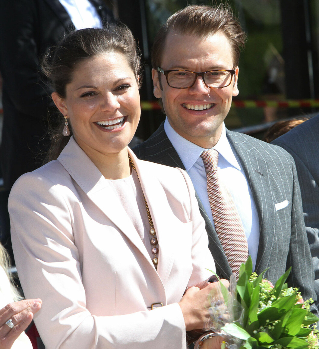 År 2011 besökte Victoria och Daneil Ockelbo och allting var en enda stor fest. Prins daniel kronprinsessan victoria i ockelbo