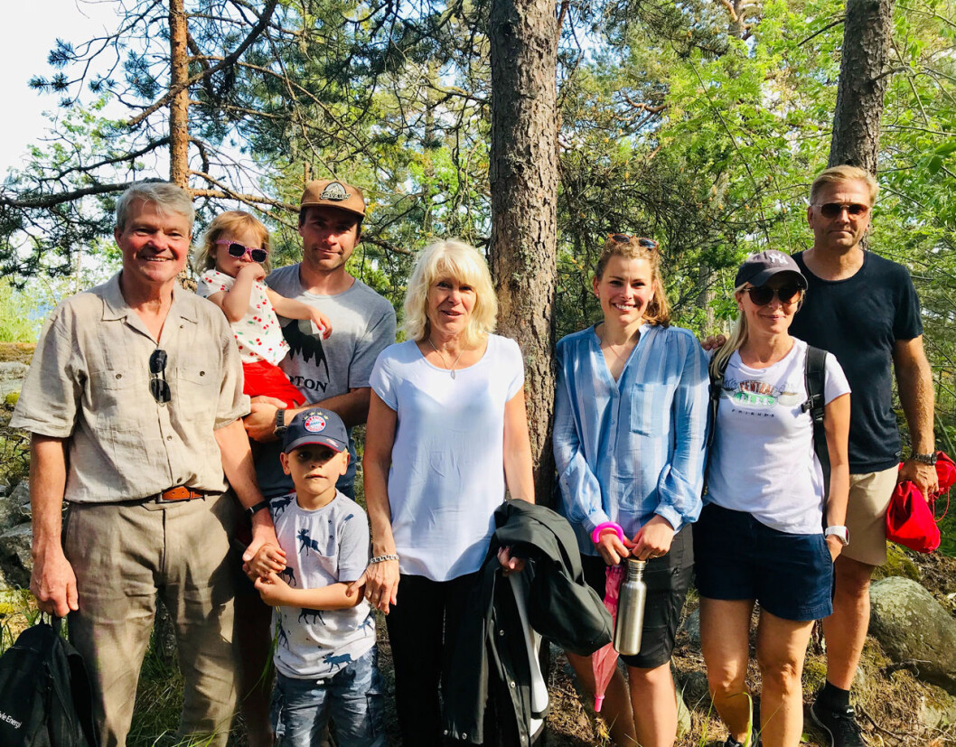 Nils och Ann-Catrin Westling med barnbarnen Florentine och Ralph, deras dotter Frida med sin man, samt längst till höger prins Daniels syster Anna med sin Mikael. Nils och Ann-Catrin Westling med barnbarnen Florentine och Ralph, deras dotter Frida med sin man, samt längst till höger prins Daniels syster Anna med sin Mikael.