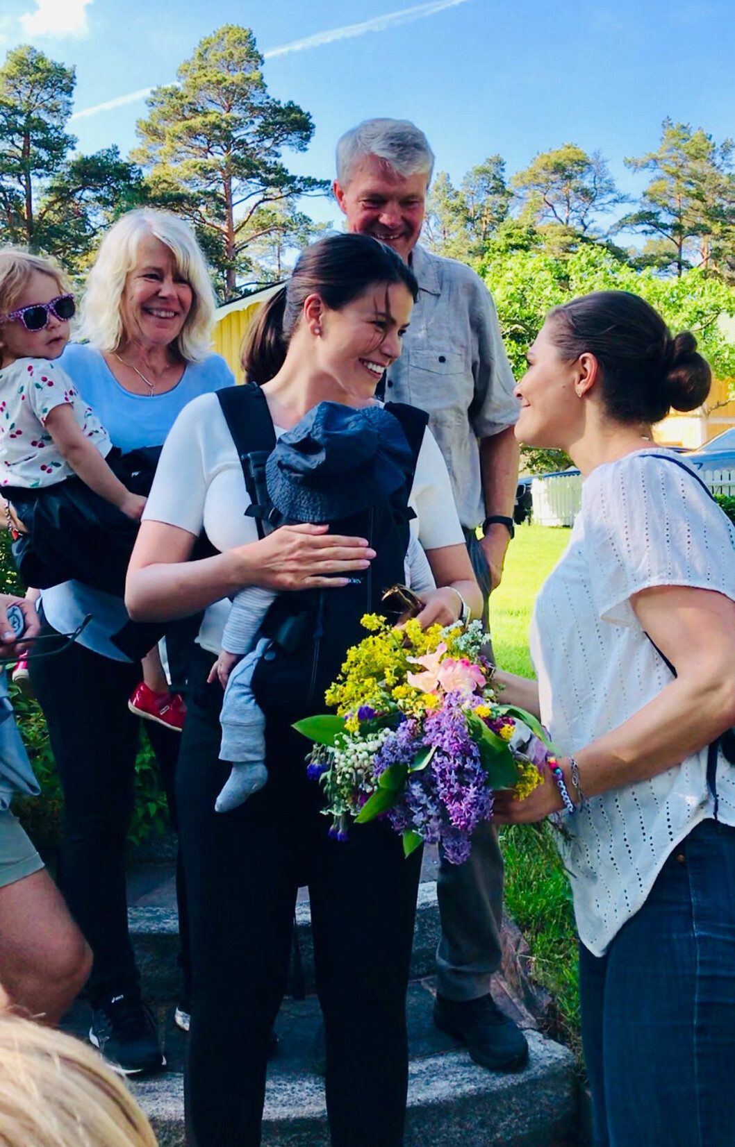 Kronprinsessan Victoria med Daniels kusin Sara och hennes babyson Henry. Bakom syns lilla Florentine. Kronprinsessan Victoria med prins Daniels kusin Sara och hennes son Henry. Bakom står Ann-Catrin och Nils Westling med barnbarnet Florentine.
